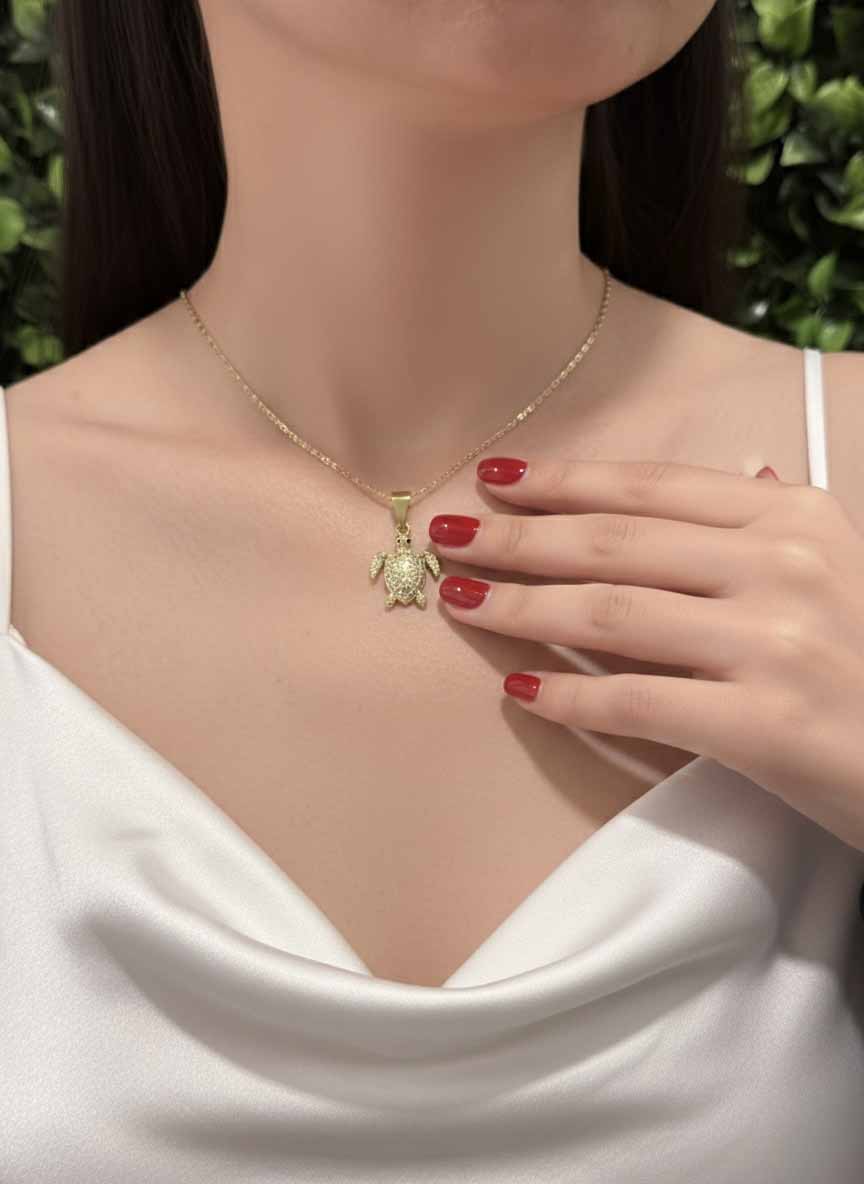 Gold Turtle Charm Necklace – stylish sea turtle necklace charm for everyday elegance.