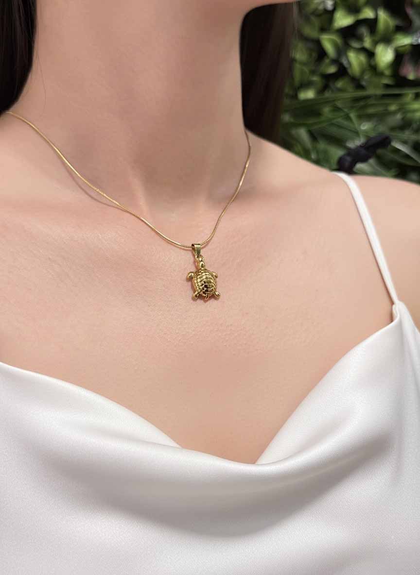 Golden Sea Turtle Necklace – elegant women’s turtle pendant with golden shine.