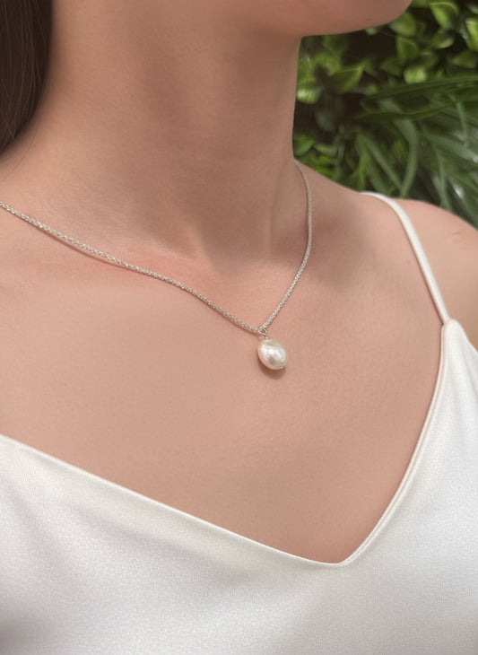 Radiant Clustered Pearl Necklace – Soft Sparkle & Divine Flow