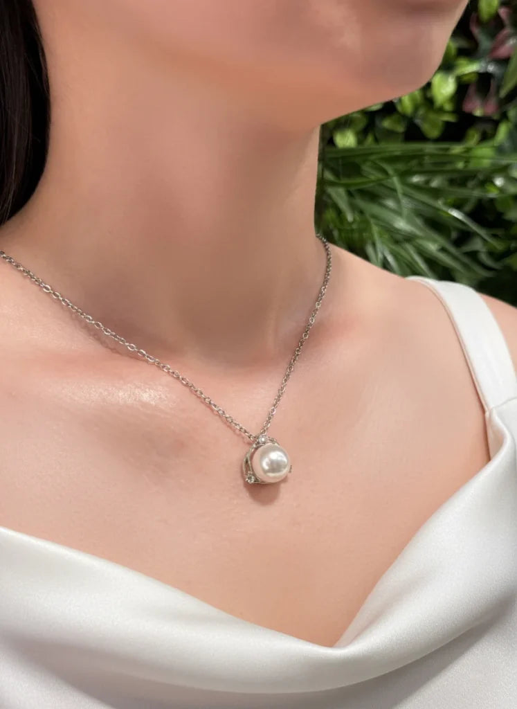 White Pearl Necklace – Soft Sparkle & Graceful Flow