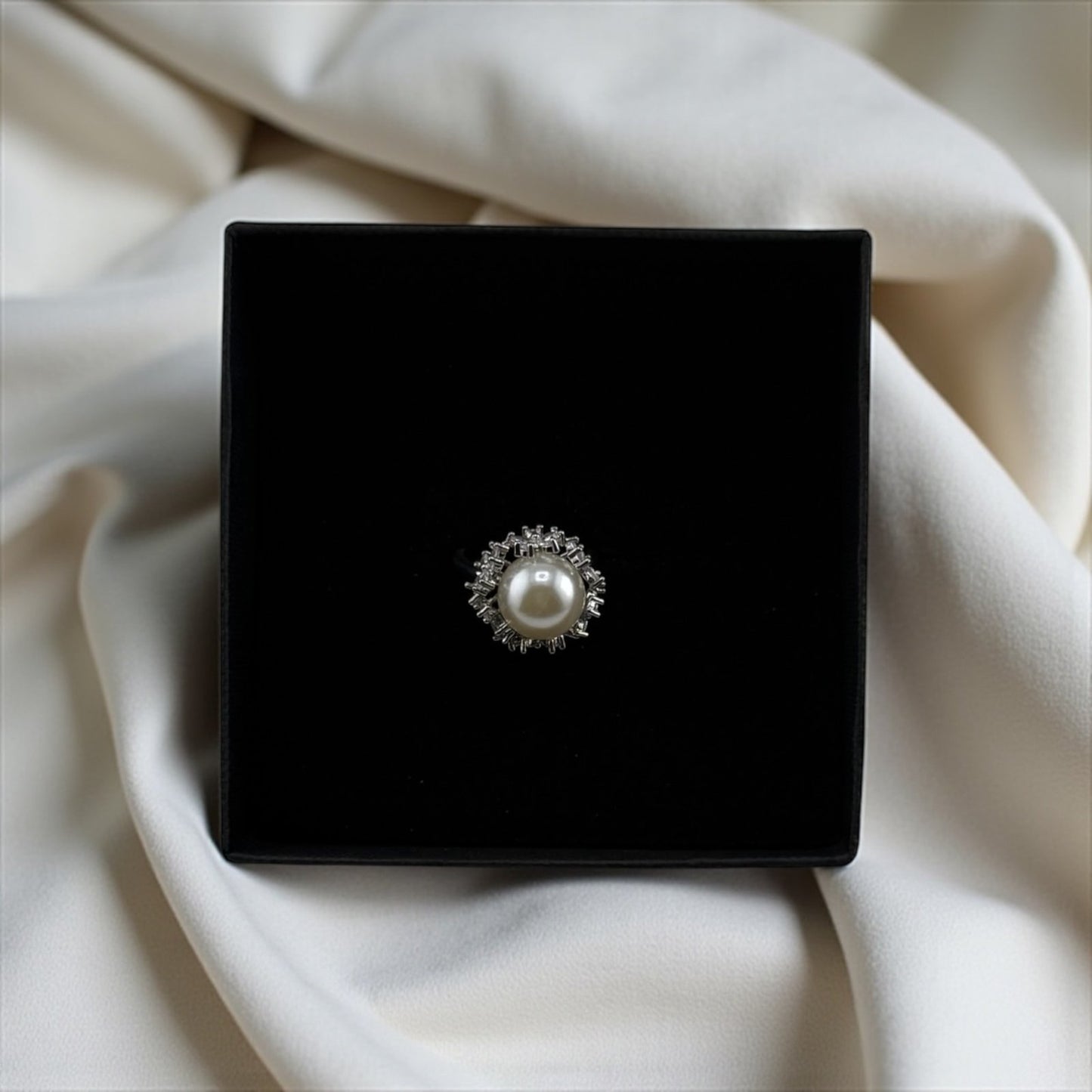 Queen’s Pearl & Diamond Ring – Grace, Elegance & Royal Presence