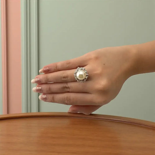 Queen’s Pearl & Diamond Ring – Grace, Elegance & Royal Presence