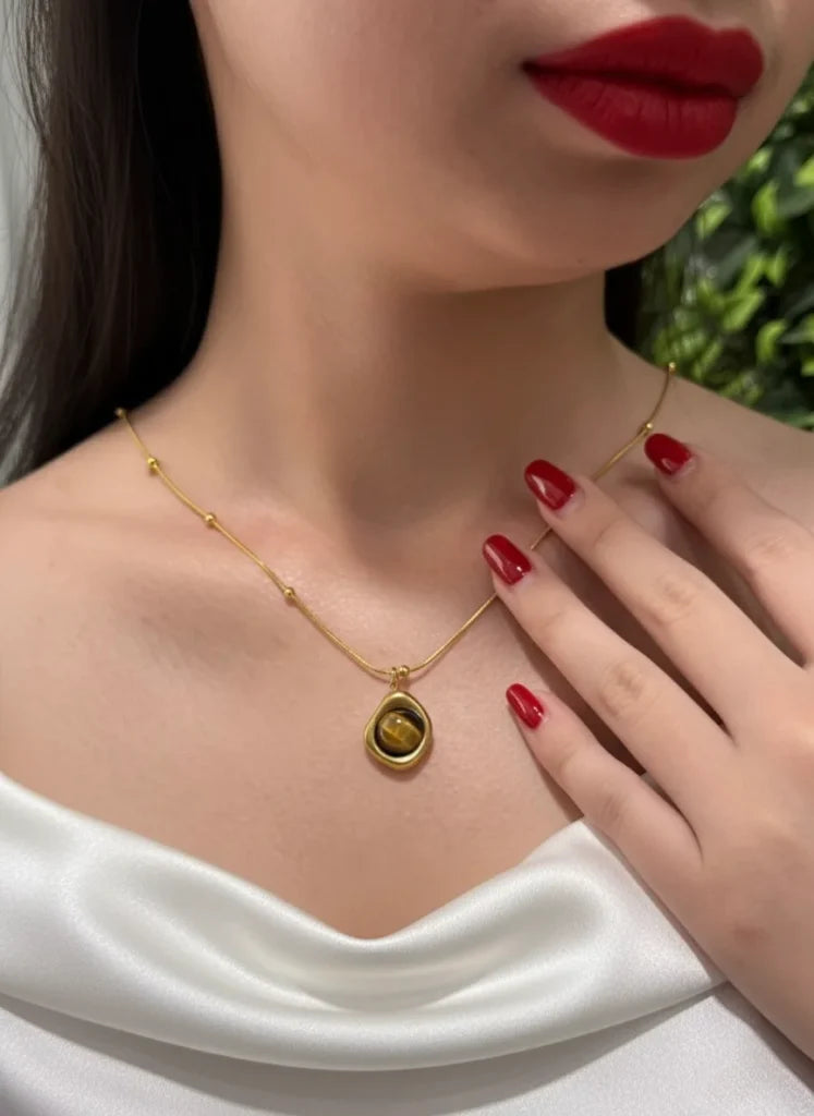 Eye of Royalty – The Golden Talisman of Presence