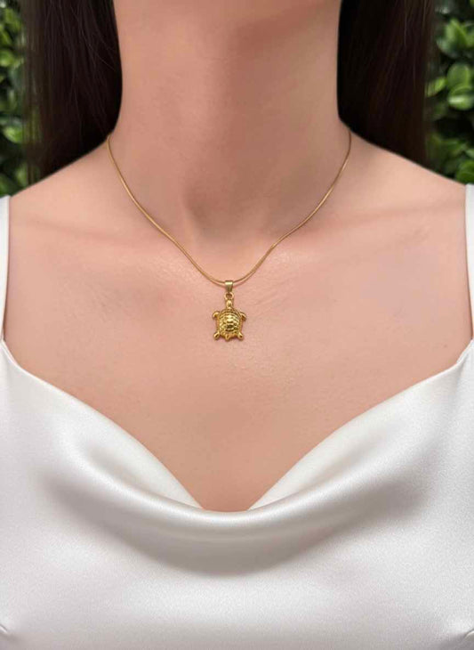 Golden Sea Turtle Necklace – elegant women’s turtle pendant with golden shine.