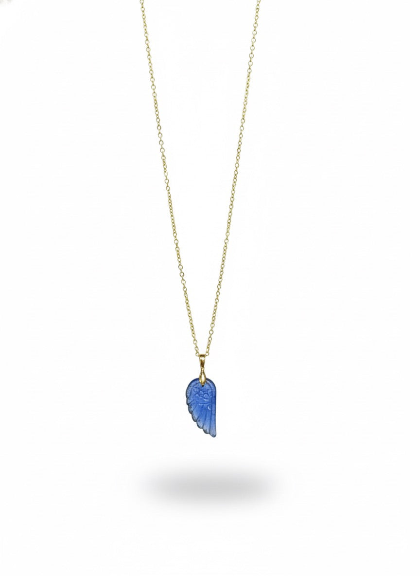 deep blue lapis lazuli pendant necklace on neckline