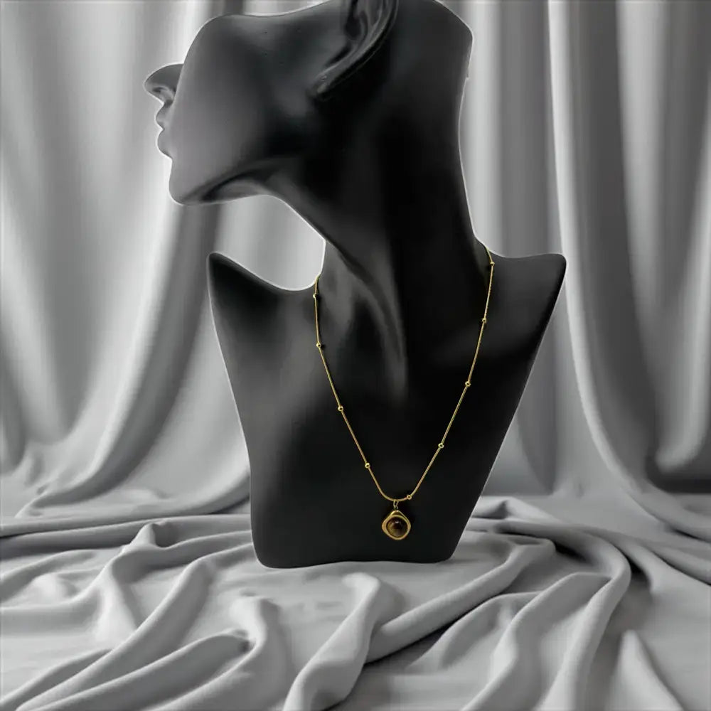 Eye of Royalty – The Golden Talisman of Presence