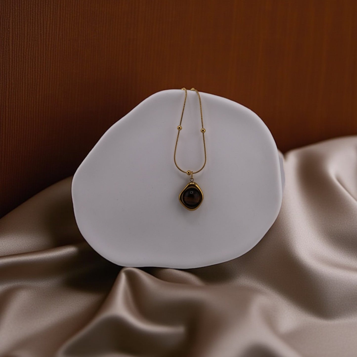 Eye of Royalty – The Golden Talisman of Presence