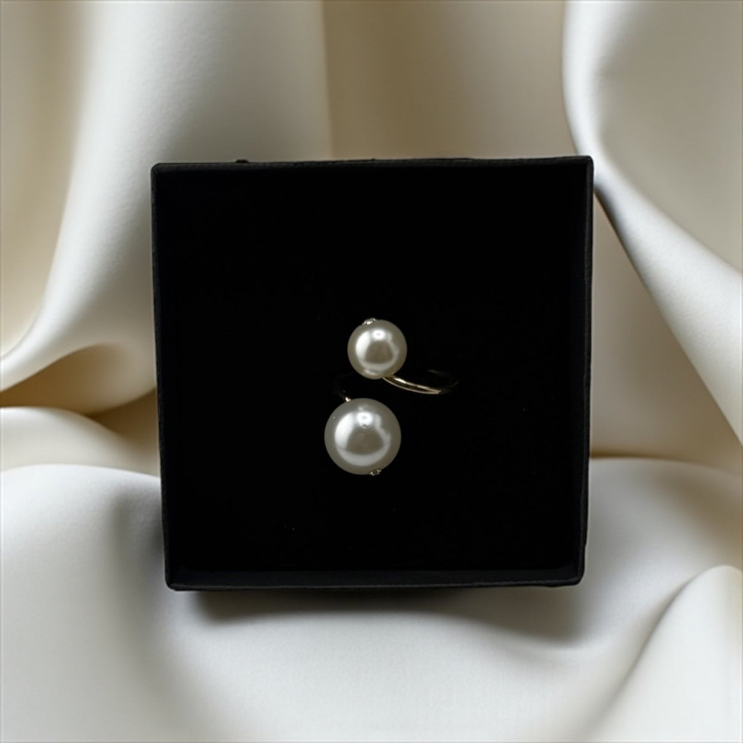 Antique Pearl Ring – Twin Grace of Timeless Elegance & Wisdom