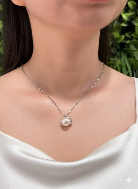White Pearl Necklace – Soft Sparkle & Graceful Flow