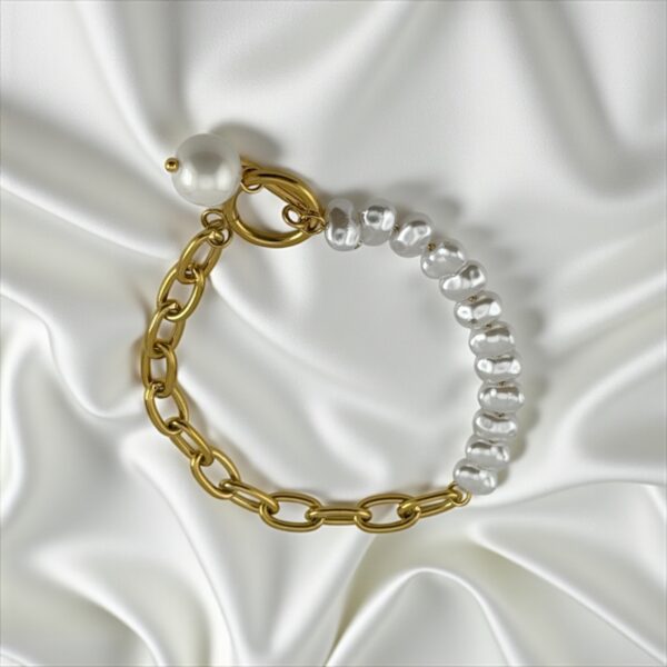 Moon Elegance Bracelet – Timeless Grace in Every Glance