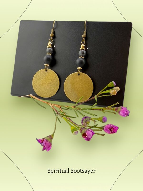 Shadow Disc – Onyx Bold & Grounded Expression