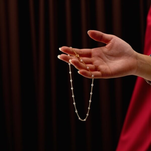 Golden Aura – Minimal Elegance Pearl Necklace - Image 2