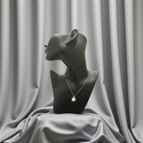 Moon Embrace – Elegance in Every Drop